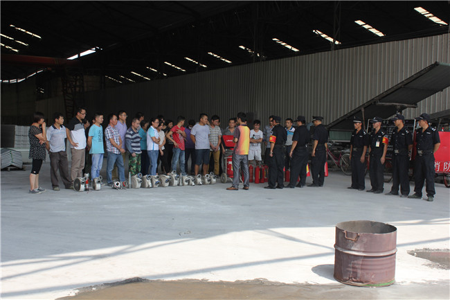 應(yīng)急消防演練，保車間安全生產(chǎn)