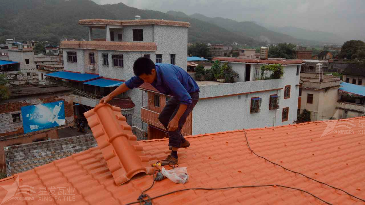 合成樹(shù)脂瓦與鐵皮瓦在性能和優(yōu)點(diǎn)上的區(qū)別和差異？